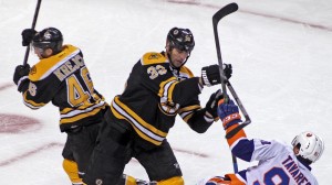 Capitão Zdeno Chara deve perder pelo menos quatro semanas na NHL (Foto: Boston Herald)