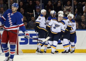Tarasenko (ao centro) foi o grande destaque da vitória dos Blues (Foto: NHL)