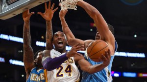 Kobe Bryant não conseguiu evitar mais uma derrota dos Lakers (Foto: AP)