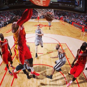 Dwight Howard foi dominante na vitória dos Rockets contra os Spurs (Foto: Reprodução Instagram)