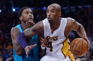 Kobe Bryant anotou 21 pontos na primeira vitória dos Lakers na temporada (Foto: USA Today Sports)