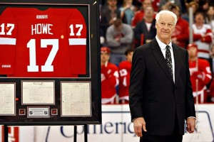 Howe sendo homenageado pelos Red Wings (Foto: ESPN.com)