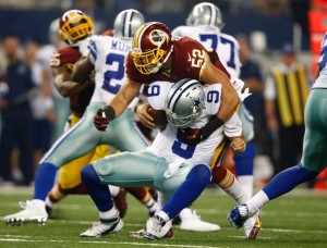 Romo levou uma joelhada nas costas durante derrota para os Redskins (Foto: Reuters)