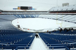 500 torcedores ajudam os Bills a tirarem as 220 mil toneladas de neve no Ralph Wilson Stadium (Foto: Buffalo Bills)