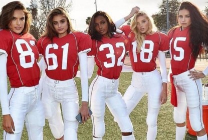 Modelos brasileiras usam uniformes de futebol americano em comercial da Victoria’s Secret - The Playoffs