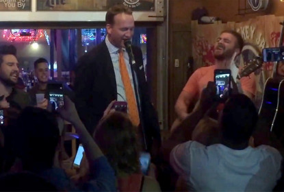Peyton Manning canta em bar em Nashville - The Playoffs