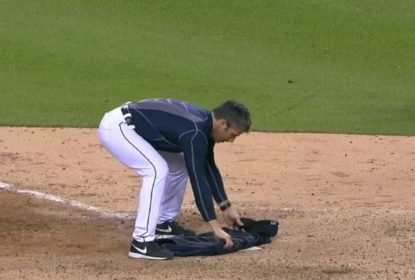 Técnico dos Tigers cumpre jogo de suspensão após colocar blusa no home plate - The Playoffs