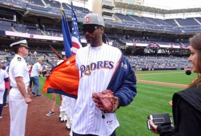 Snoop Dogg “imita” 50 Cent e erra arremesso inaugural em jogo dos Padres - The Playoffs