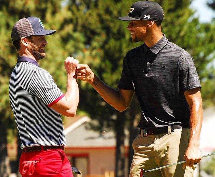 Justin Timberalke e Stephen Curry se cumprimentam em torenio de golfe