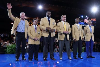 Indicados ao Hall da Fama da NFL recebem jaquetas douradas - The Playoffs