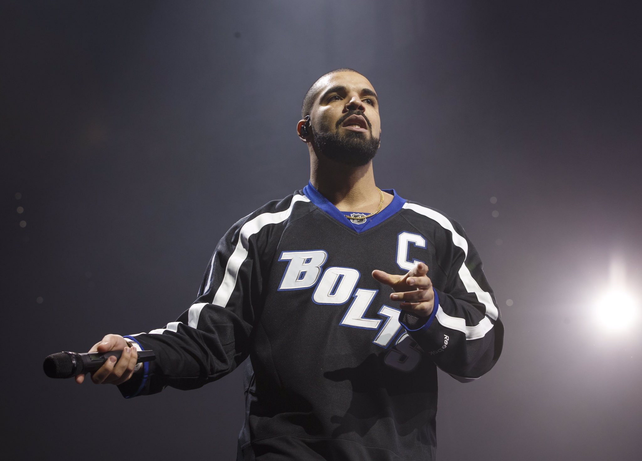 Drake usando a jersey do Tampa Bay Lightning em turnê