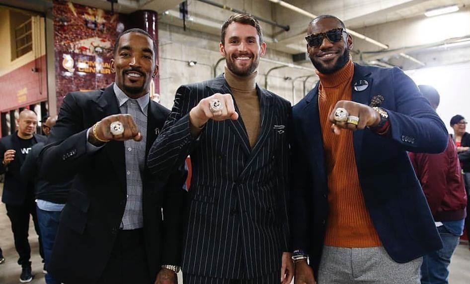 J.R. Smith, Kevin Love e LeBron James mostram seus anéis de campeão depois da vitória sobre os Knicks na abertura da temporada