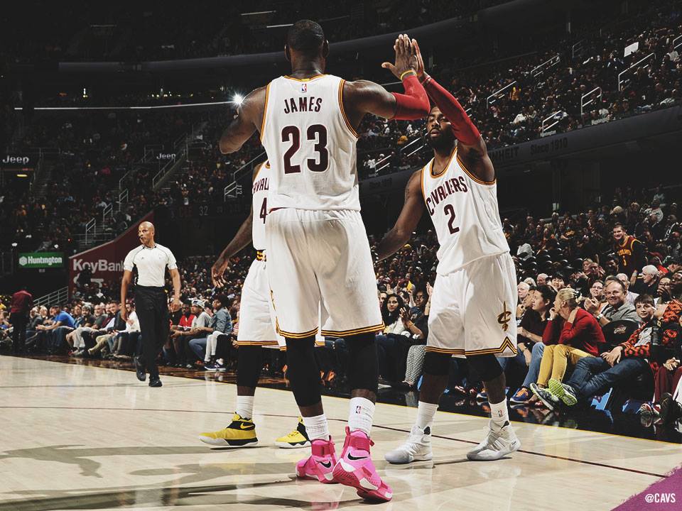 LeBron e Irving comemoram ponto em vitória dos Cavaliers em pré-temporada da NBA