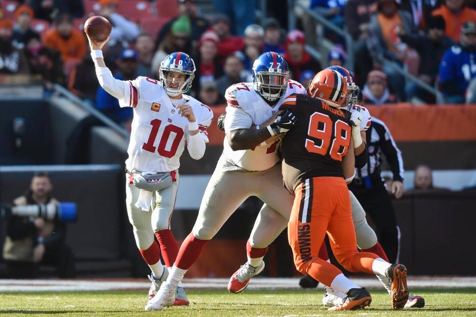 Eli Manning fazendo um passe na vitória sobre os Browns na Semana 12 da NFL 2016
