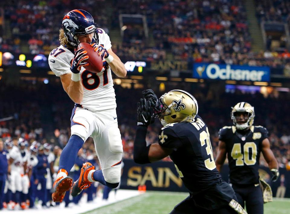 Jordan Taylor anotando o primeiro td da partida vencida pelos Broncos sobre os Saints na NFL 2016.