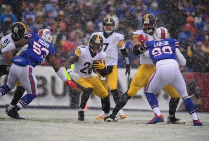 Le'Veon Bell correndo para anotar um touchdown na vitória do Pittsburgh Steelers sobre o Buffalo Bills na Semana 14 da NFL 2016.