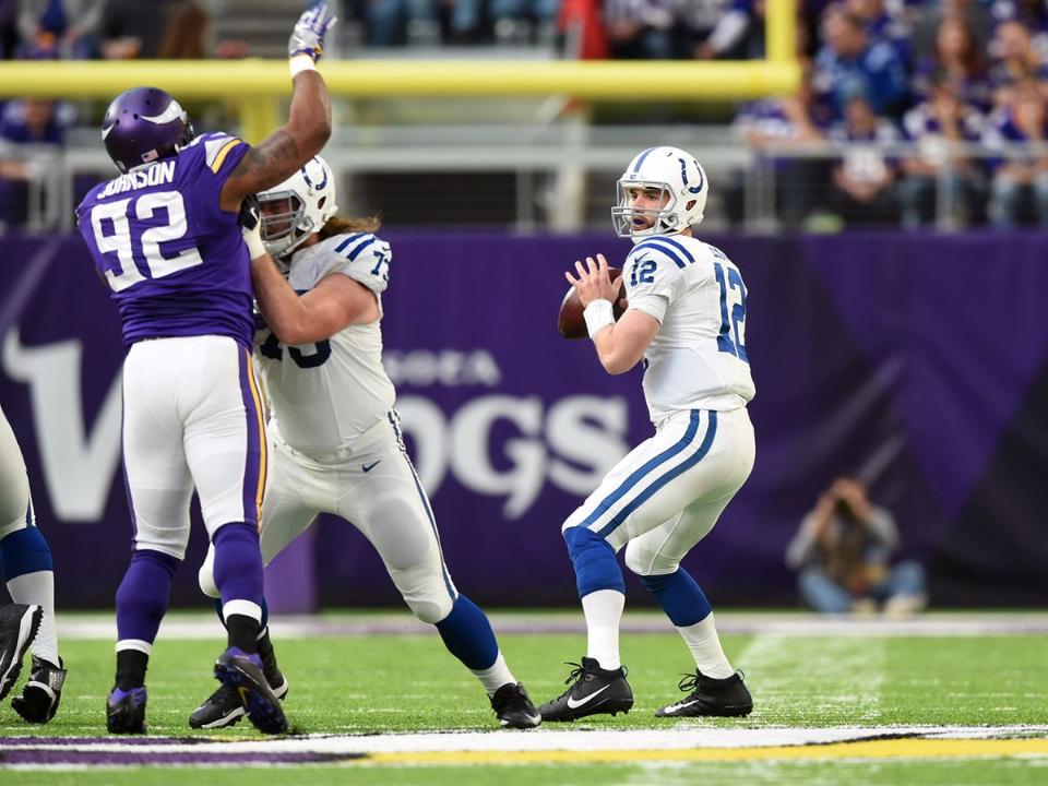 Andrew Luck passando durante vitória dos Colts sobre os Vikings na Semana 15 da NFL