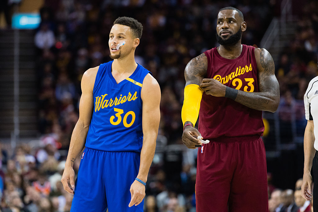 Stephen Curry e LeBron James em jogo entre Cavaliers e Warriors