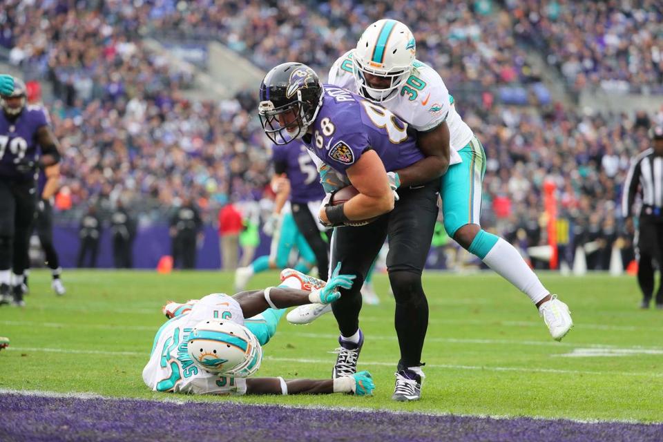 Dennis Pitta anotando o seu segundo touchsown na vitória do Baltimore Ravens sobre o Miami Dolphins na Semana 13 da NFL de 2016