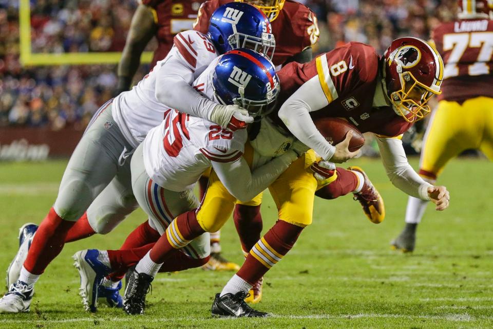 Defesa dos Giants sacando Kirk Cousins durante vitória dos Giants sobre os Redskins na Semana 17 da NFL 2016