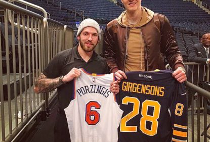 Zemgus Girgensons e Kristaps Porzingis trocam camisas em Nova York - The Playoffs