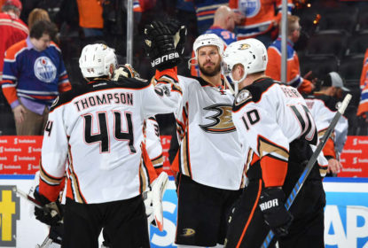 Ducks vencem Oilers e diminuem vantagem do rival para 2-1 - The Playoffs