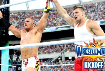 Gronk mostra suas habilidades no ringue em evento do WWE - The Playoffs