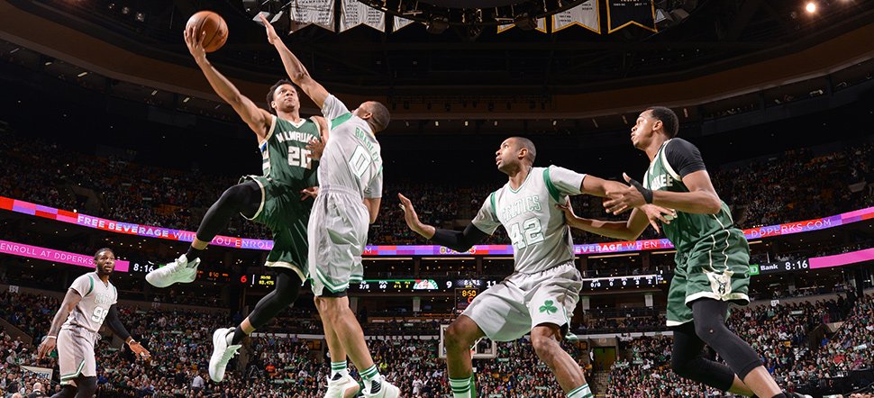 Avery Bradley e Al Horford em vitória dos Celtics sobre os Bucks