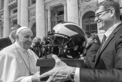 Papa Francisco recebe Jim Harbaugh e é presenteado com capacete de Michigan e tênis Air Jordan - The Playoffs