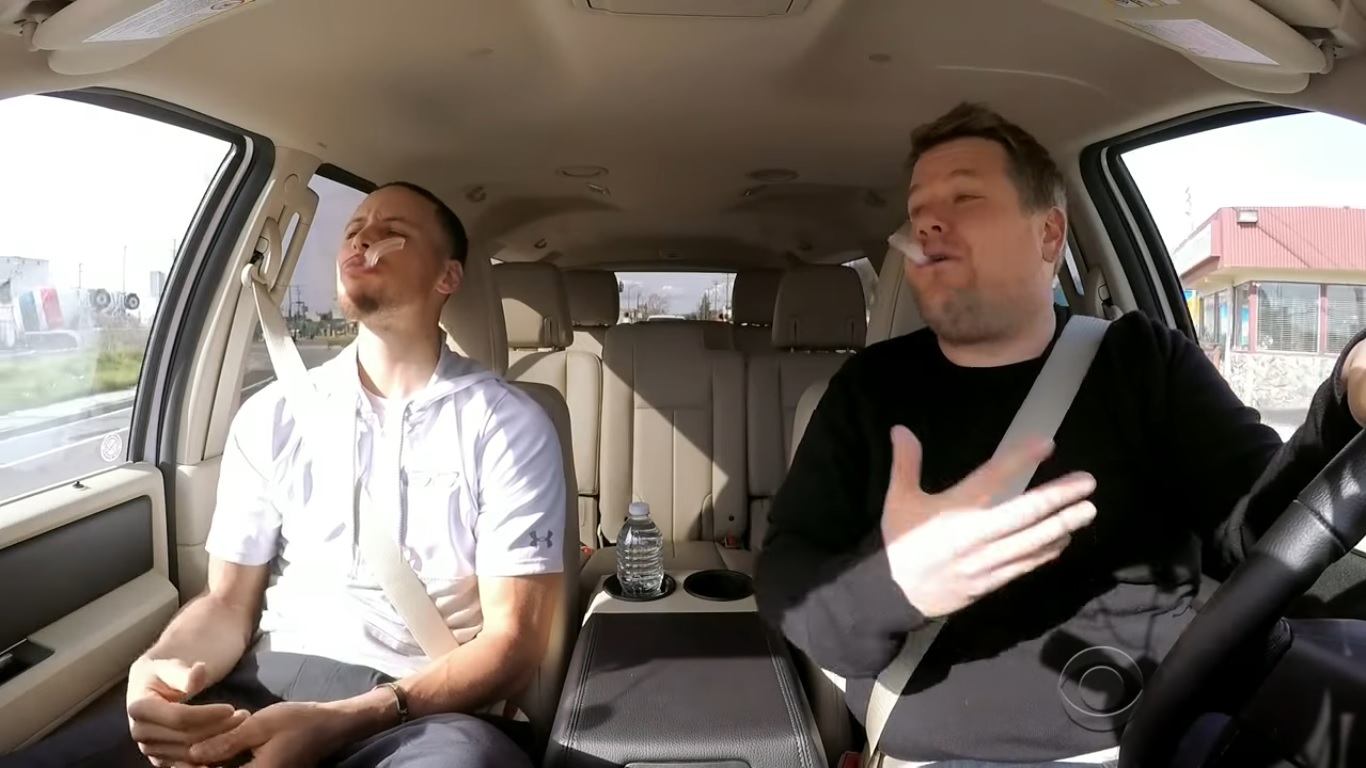 Stephen Curry e James Corden cantam em Carpool Karaoke
