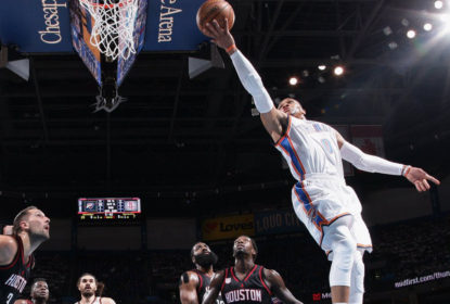 Westbrook comanda jogo coletivo do Thunder na vitória sobre os Rockets - The Playoffs