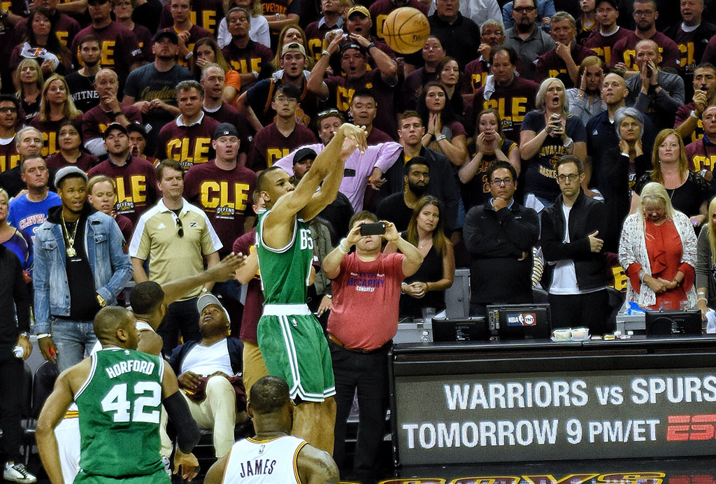 Avery Bradley mata bola que decide vitória dos Celtics sobre os Cavaliers no Jogo 4