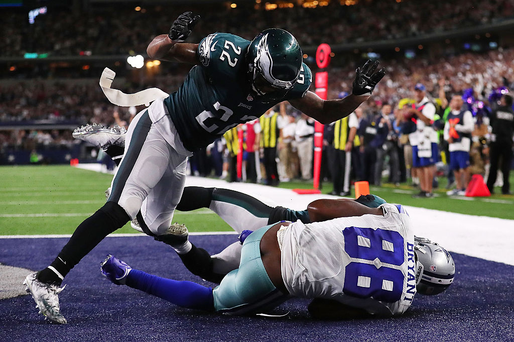 ARLINGTON, TX - OCTOBER 30: Dez Bryant #88 of the Dallas Cowboys catches the ball for a touchdown over the defense of Nolan Carroll #22 of the Philadelphia Eagles in the fourth quarter during a game between the Dallas Cowboys and the Philadelphia Eagles at AT&T Stadium on October 30, 2016 in Arlington, Texas.