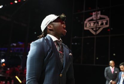 Atlanta Falcons assina contrato com escolha do Draft Takkarist McKinley - The Playoffs