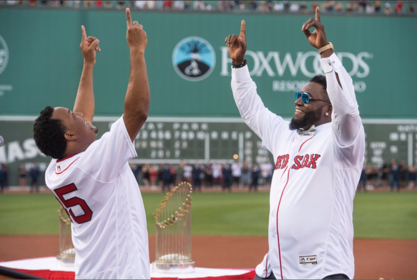 Big Papi emociona-se com retirada de seu número pelo Boston Red Sox
