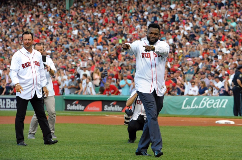 Big Papi emociona-se com retirada de seu número pelo Boston Red Sox