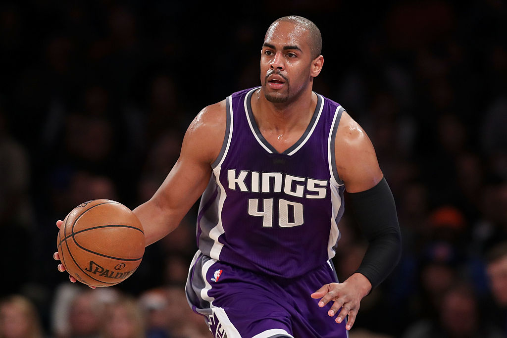 NEW YORK, NY - DECEMBER 04: Arron Afflalo #40 of the Sacramento Kings dribbles up court against the New York Knicks during the first half at Madison Square Garden on December 4, 2016 in New York City. NOTE TO USER: User expressly acknowledges and agrees that, by downloading and or using this photograph, User is consenting to the terms and conditions of the Getty Images License Agreement. 
