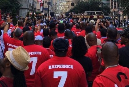 Em Nova York, milhares vão às ruas em apoio a Colin Kaepernick - The Playoffs