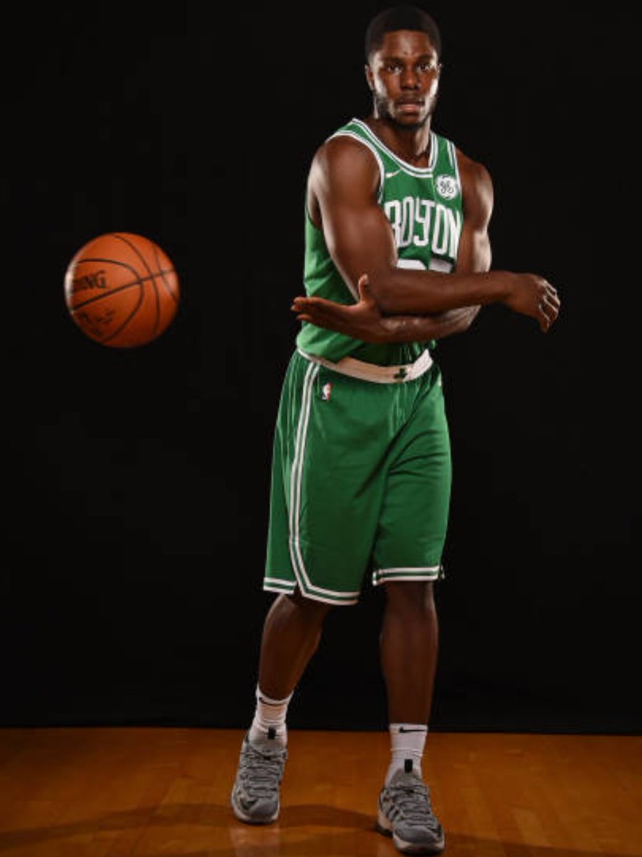Semi Ojeleye com uniforme Nike dos Celtics