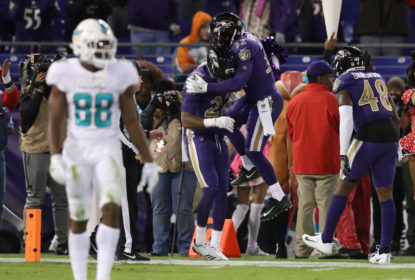 Baltimore Ravens atropela Miami Dolphins e Flacco sofre concussão - The Playoffs