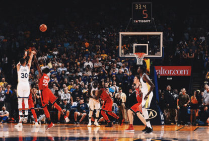 Golden State Warriors sofre, mas vence Toronto Raptors no fim com bola de Stephen Curry - The Playoffs