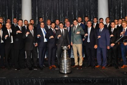 Pittsburgh Penguins exibe o anel de campeão da NHL - The Playoffs
