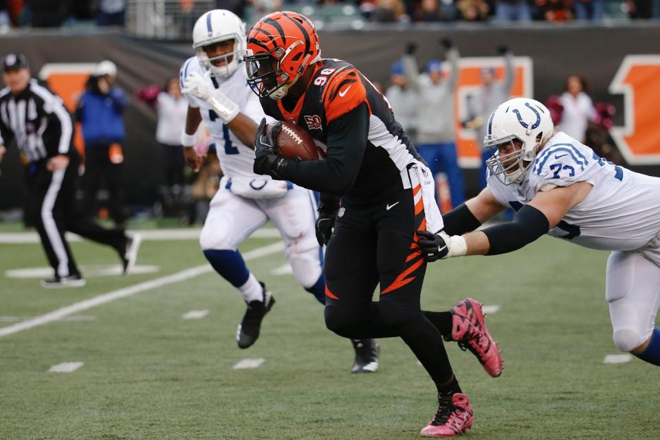 Carlos Dunlap faz intercepção retornada para touchdown virando o placar para dar a vitória ao Cincinnati Bengals contra o Indianapolis Colts na Semana 8 da NFL.