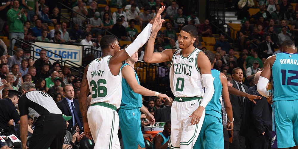 Jayson Tatum e Marcus Smart cumprimentam em vitória dos Celtics sobre os Hornets