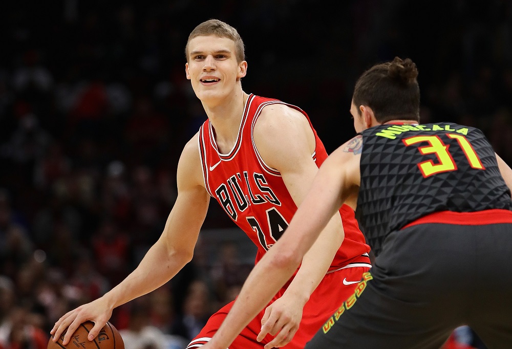 CHICAGO, IL - OCTOBER 26: Lauri Markkanen #24 of the Chicago Bulls moves against Mike Muscala #31 of the Atlanta Hawks at the United Center on October 26, 2017 in Chicago, Illinois.