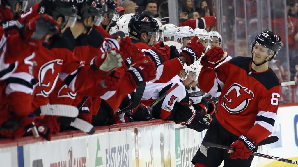 Jesper Bratt marca no shootout e Devils vencem Senators