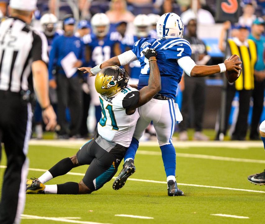 Yannick Ngakoue saca QB Jacoby Brissett e garante vitória dos Jaguars na Semana 7 da NFL.