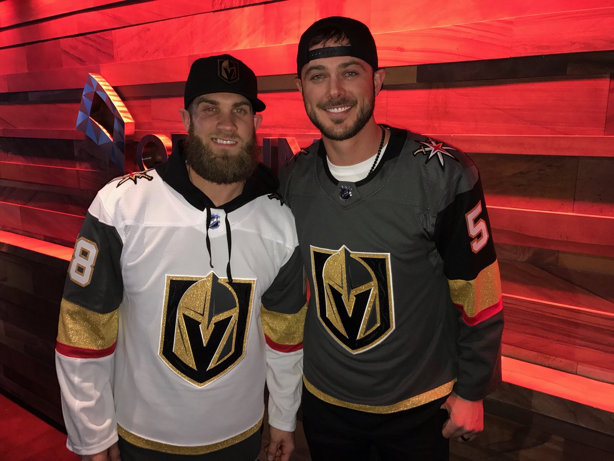 Bryce Harper e Kris Bryant acompanham jogo do Las Vegas Golden Knights