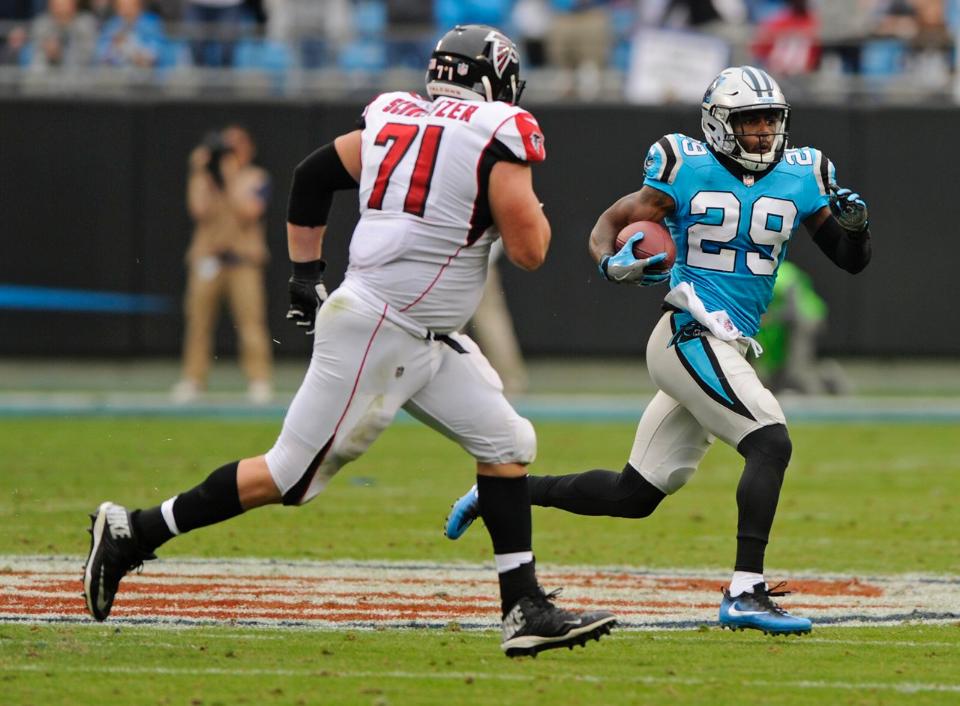 Mike Adams retorna interceptação durante vitória do Carolina Panthers contra o Atlanta Falcons na Semana 9 da NFL.