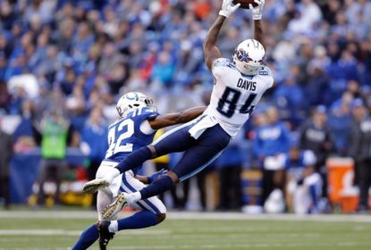 rookie receiver Corey davis mergulha para fazer recpção durante vitória do Tennessee Titans, Indianapolis, sobre os Colts
